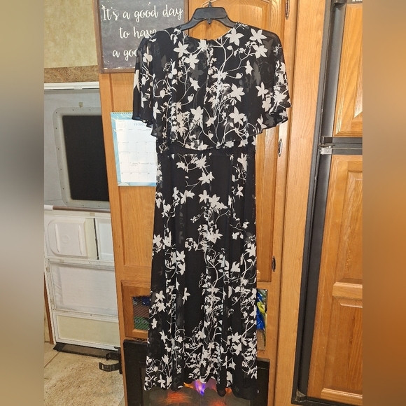 A Calvin Klein Floral Black and White lined maxi Dress in a size 12. Pre-loved - Picture 13 of 13